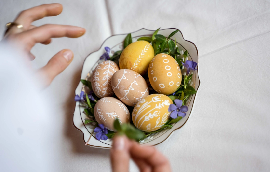 10 метода за боядисване на великденски яйца с природни продукти