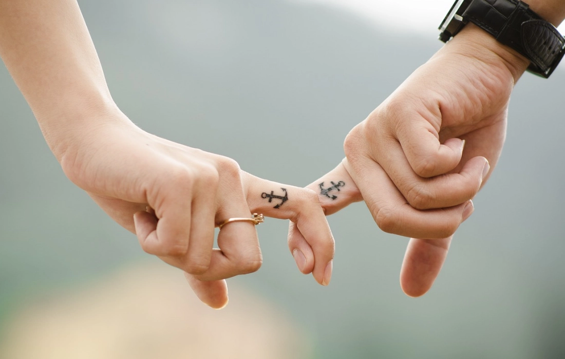 10 двойки, избрали сватбените татуировки пред годежните пръстени