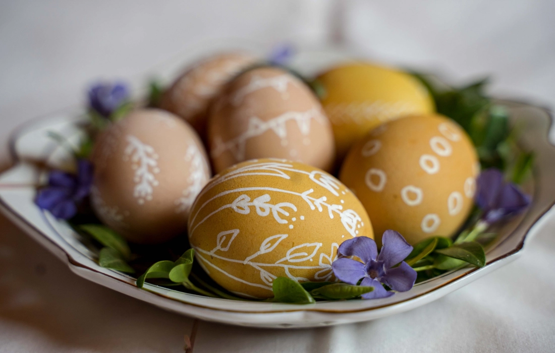 10 метода за боядисване на великденски яйца с природни продукти