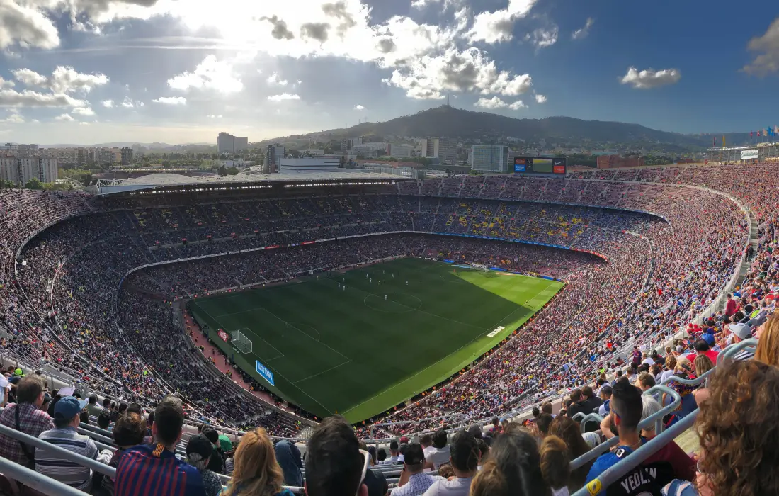 10-те най-красиви и необичайни стадиона в света