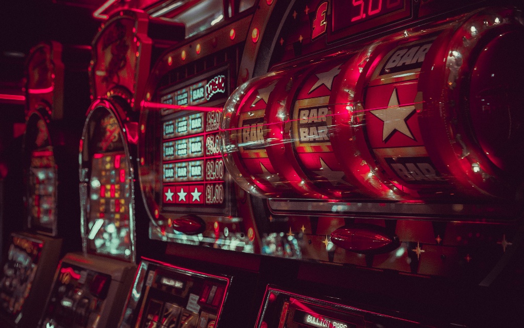 Слот машините са безспорно едни от най-обичаните хазартни начини за