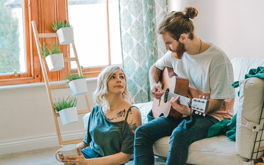  10 признака, че тя ви харесва съгласно езика на тялото 