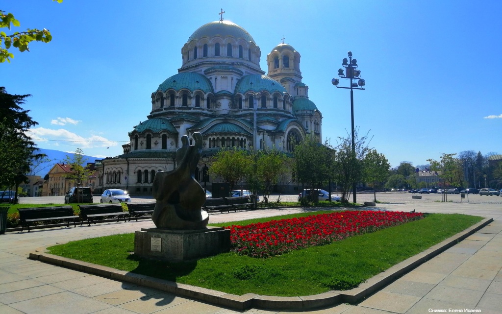 Храм паметникът Свети Александър Невски е една от най впечатляващите постройки не