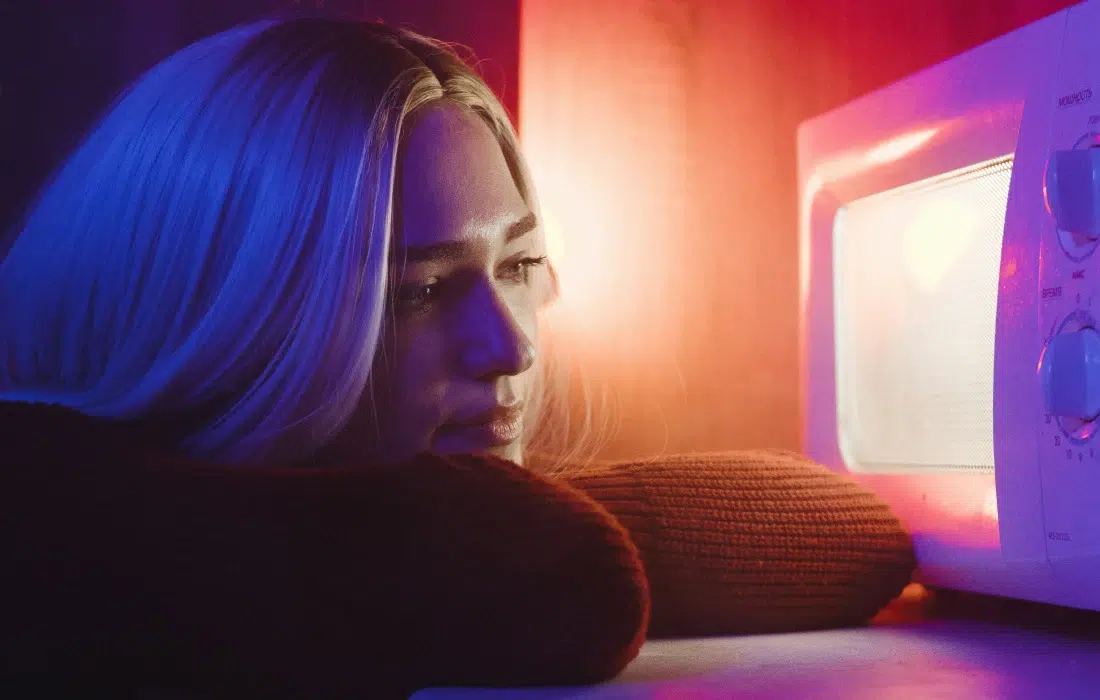 10 неща, които никога не трябва да топлите в микровълновата