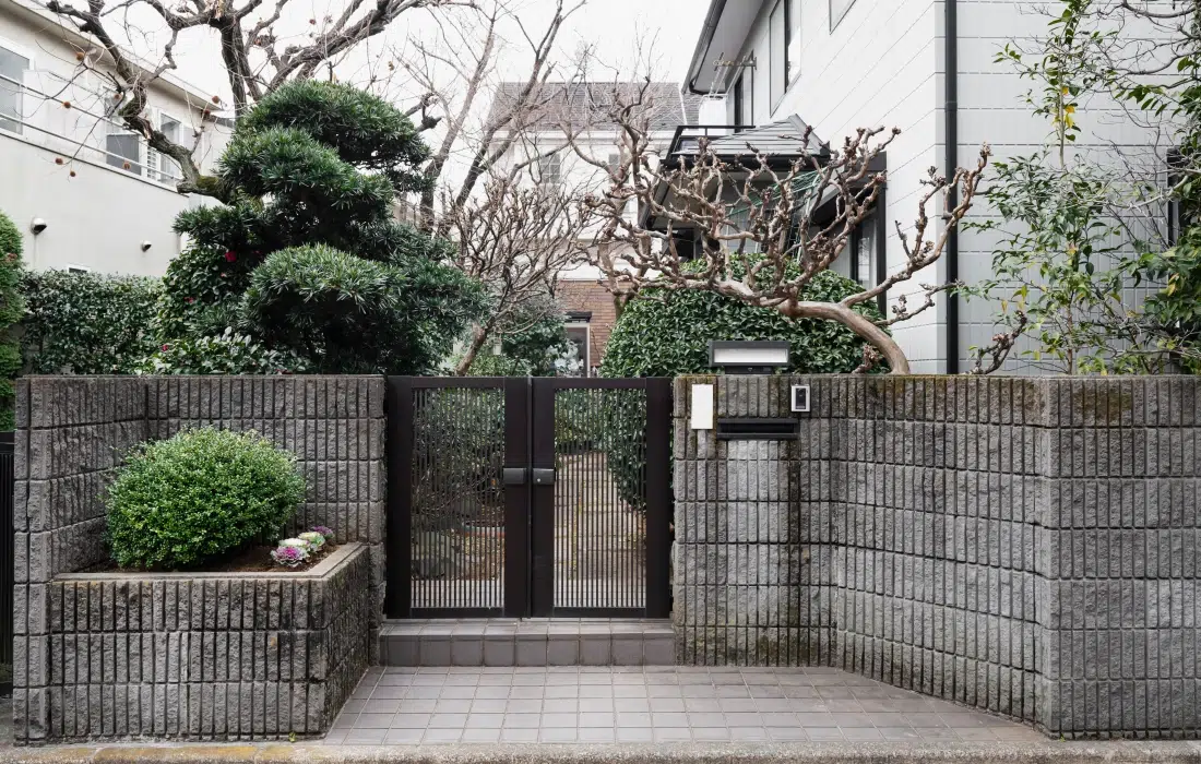 10 предимства и критерия за използване на секционни огради в ландшафтния дизайн