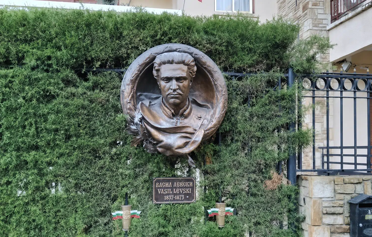 10 паметника на Васил Левски в чужбина: знаете ли къде се намират?